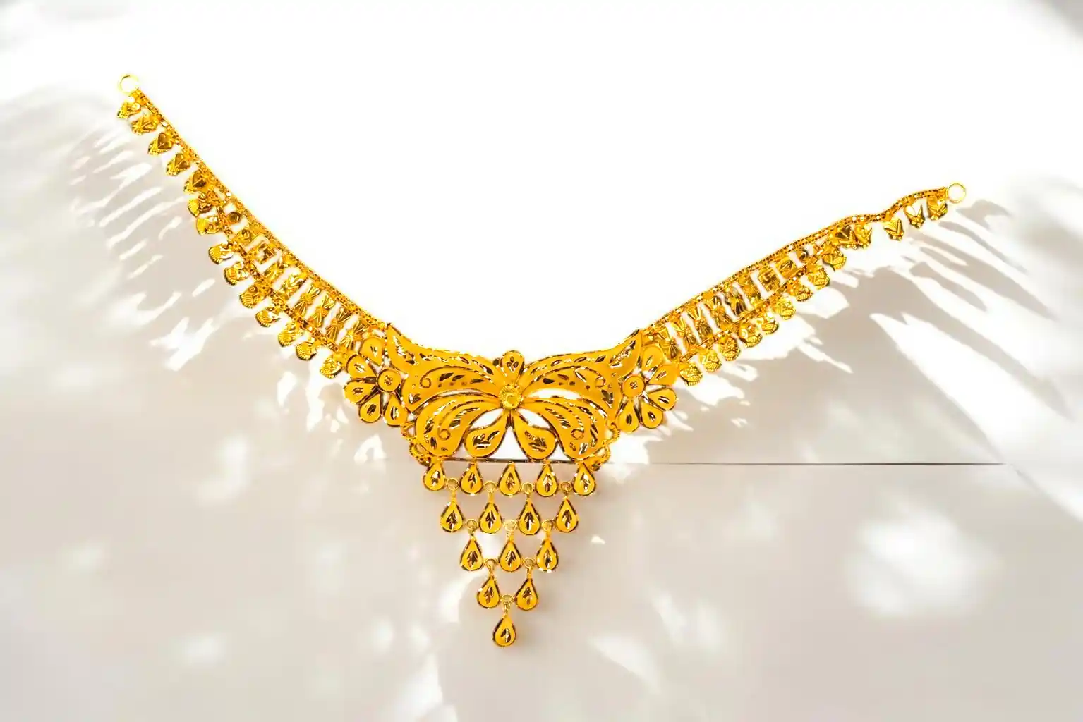 Ashiqe Graceful Gold Necklace