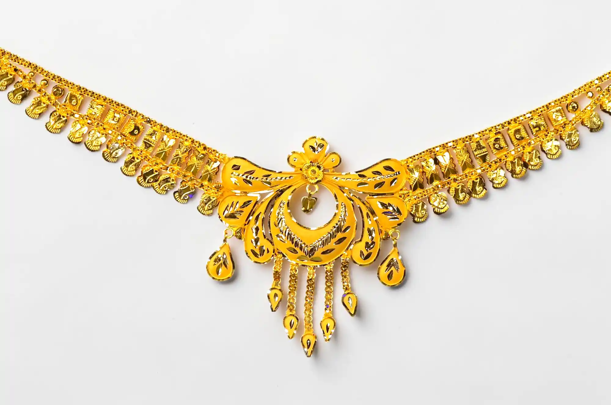 Ashiqe Beautifully Crafted Gold Necklace