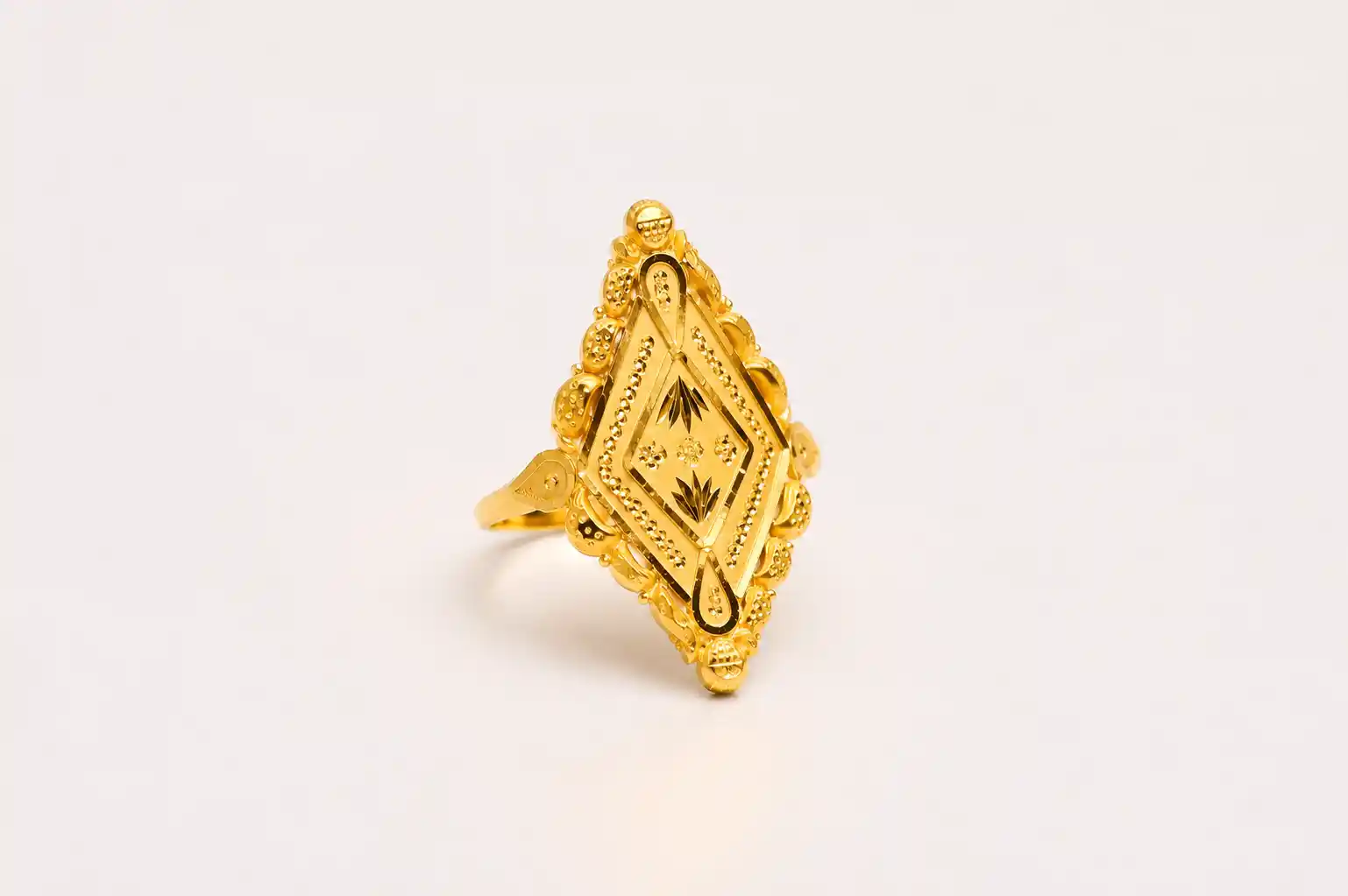 Ashiqe Refined Classic Ladies Ring
